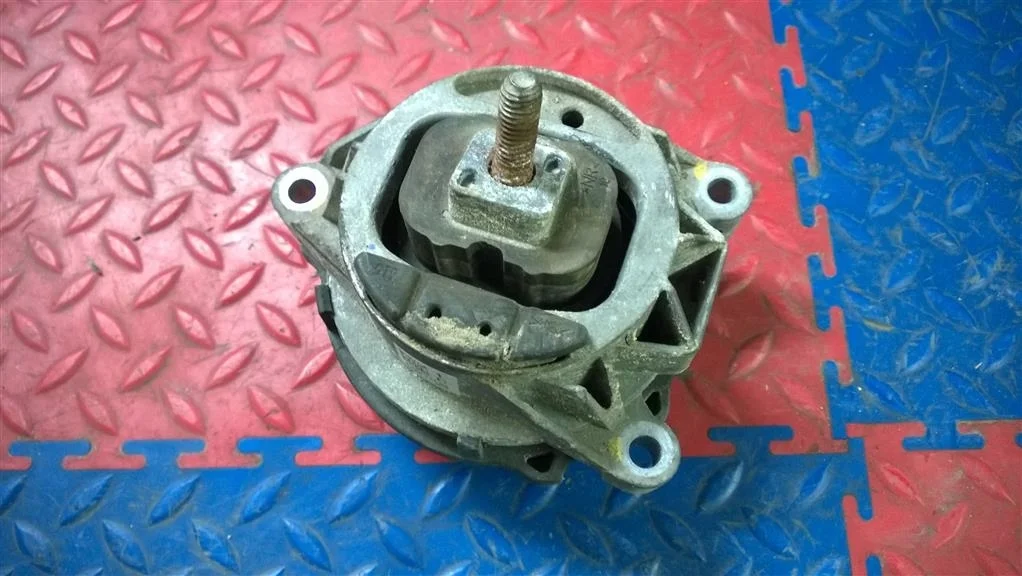 опора двигателя BMW X3 F25 22116785711  N55B30A 306 лс 3.0i 2012 TIEFSEEBLAU METALLIC (A76)