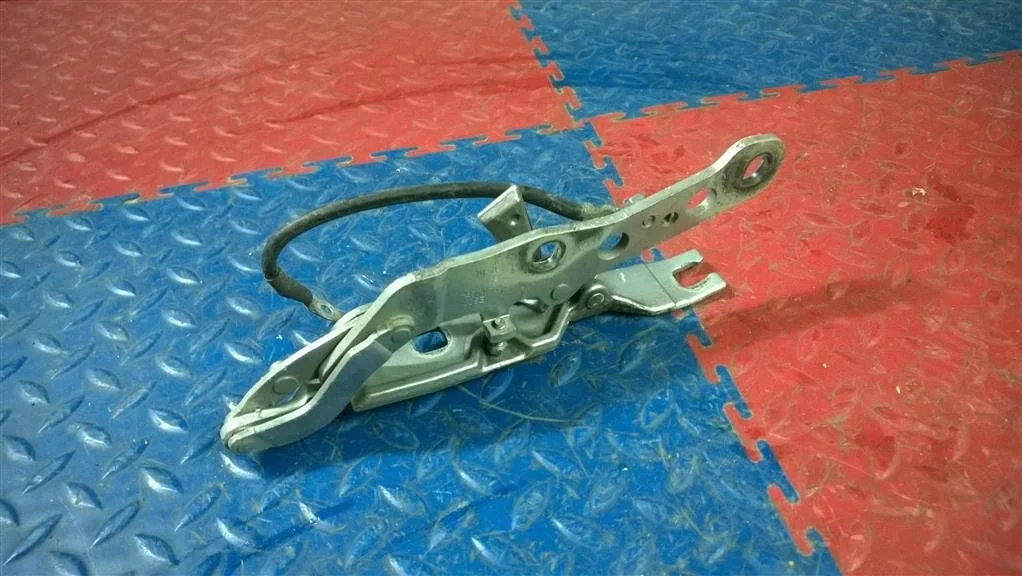 петля капота BMW X3 E83 41613452843  M54B30 231ЛС 3.0I 2005 BLUE WATER SILVER (896)