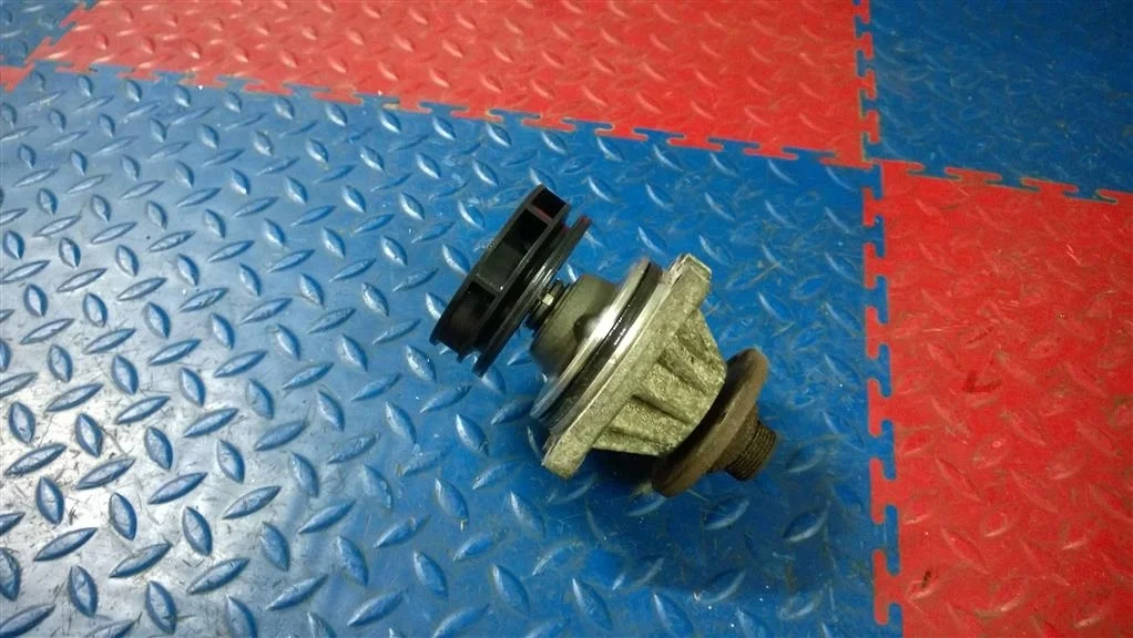 насос водяной помпа BMW X3 E83  M54B30 231ЛС 3.0I