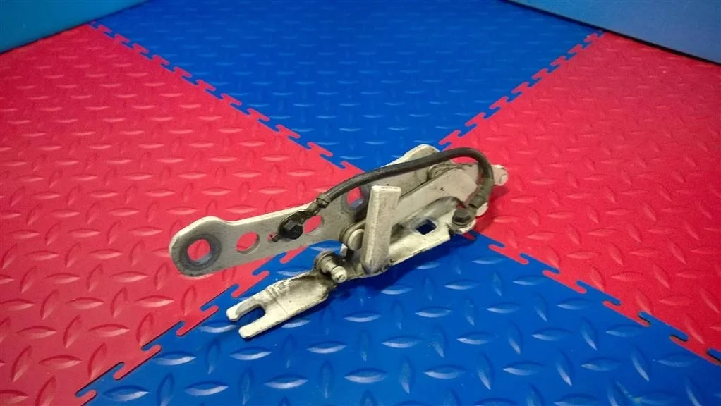 петля капота BMW X3 E83 41613452843  N47D20C 143лс 1.8D 2010 ALPINE WHITE (Белоснежный) (300)