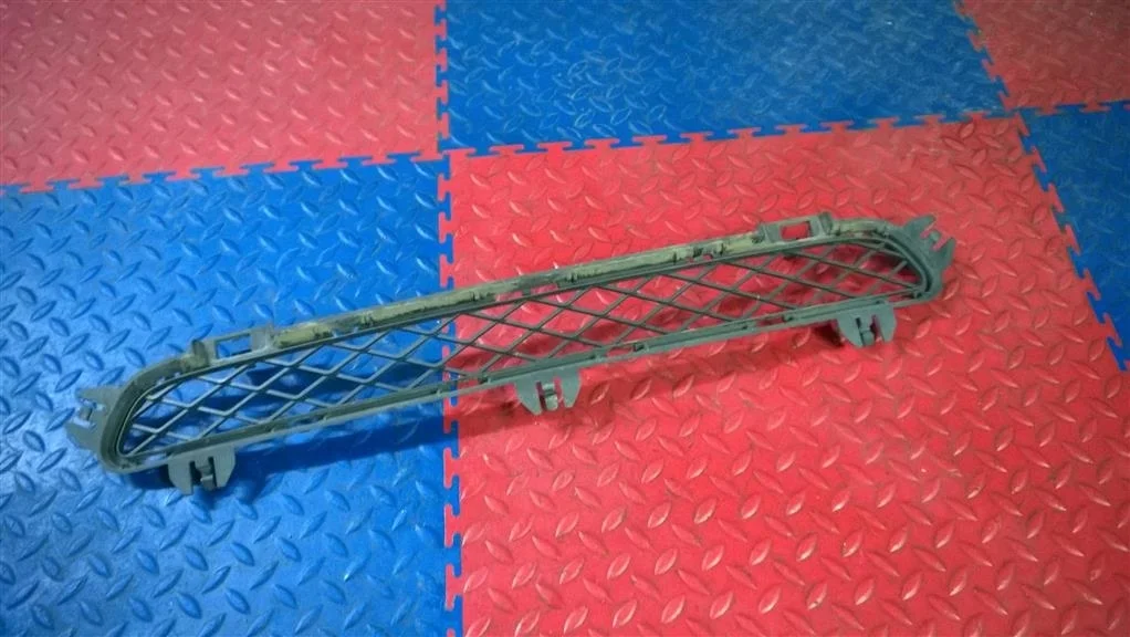 решетка в бампер центральная BMW X3 F25 51117210466  N52B30A 272 лс 3.0i 2011 TIEFSEEBLAU METALLIC (A76)