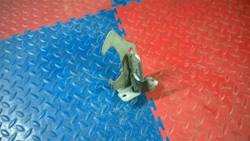 замок капота BMW X3 F25  N52B30A 272 лс 3.0i