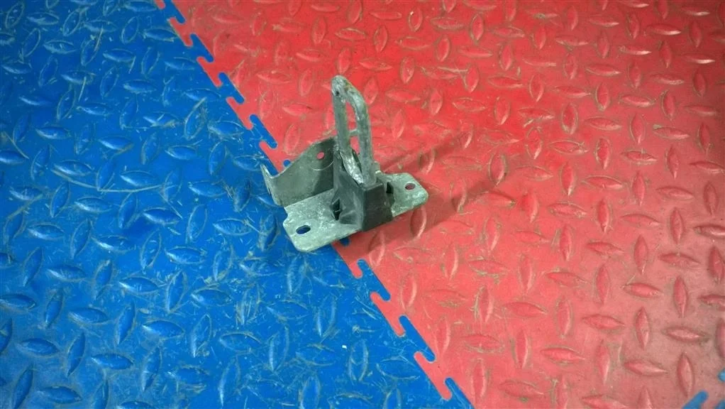 ответная часть замка капота BMW X3 F25 51237210734  N52B30A 272 лс 3.0i 2011 TIEFSEEBLAU METALLIC (A76)