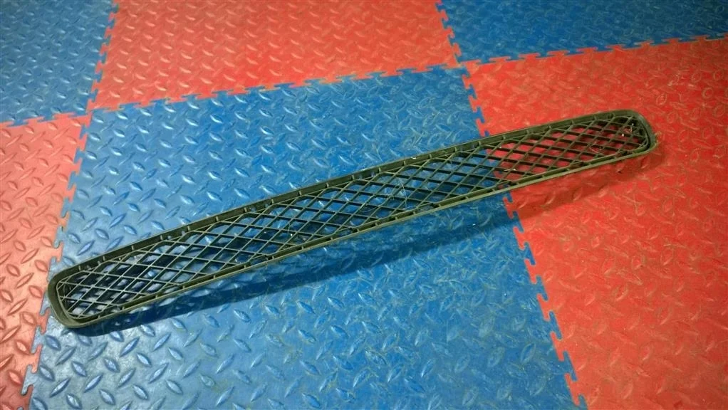 решетка в бампер центральная BMW X3 E83  N47D20A 177лс 2.0D