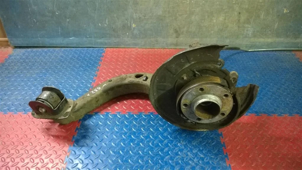 кулак поворотный BMW X3 E83 33303420501  N47D20C 143лс 1.8D 2010 ALPINE WHITE (Белоснежный) (300)