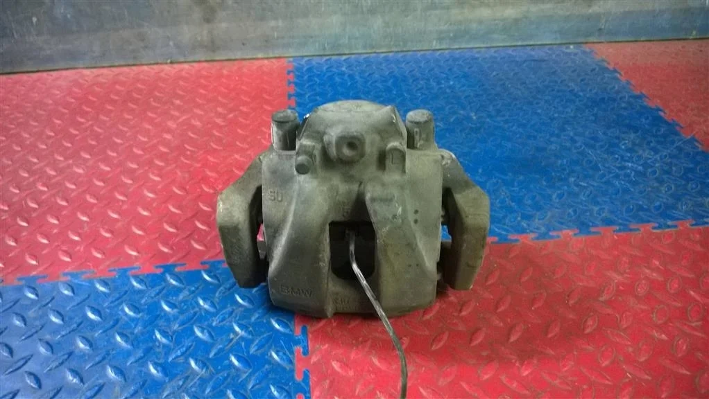 суппорт BMW X3 F25 34106790921  N52B30A 272 лс 3.0i 2011 TIEFSEEBLAU METALLIC (A76)