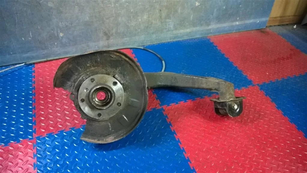 кулак поворотный BMW X3 E83 33303420501  N47D20A 177лс 2.0D 2008 TITANSILBER METALLIC (354)