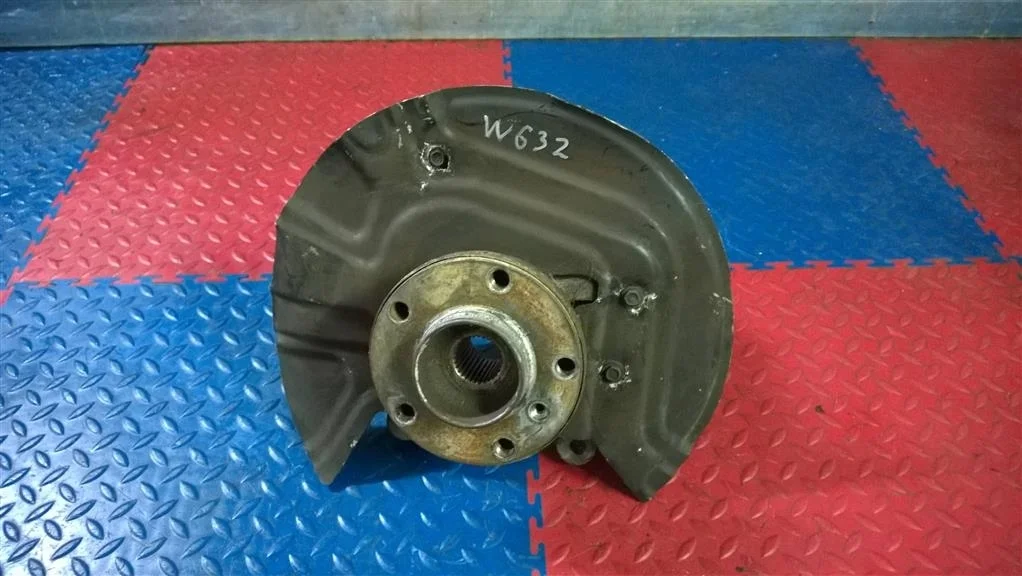 кулак поворотный BMW X3 E83 31213450557  N47D20C 143лс 1.8D 2010 ALPINE WHITE (Белоснежный) (300)