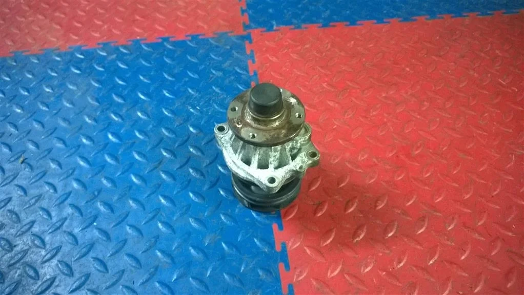 насос водяной помпа BMW X3 E83  M54B30 231 лс 3.0i