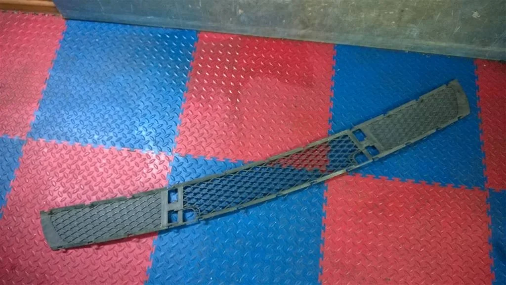 решетка в бампер центральная BMW X3 E83  M54B30 231 лс 3.0i