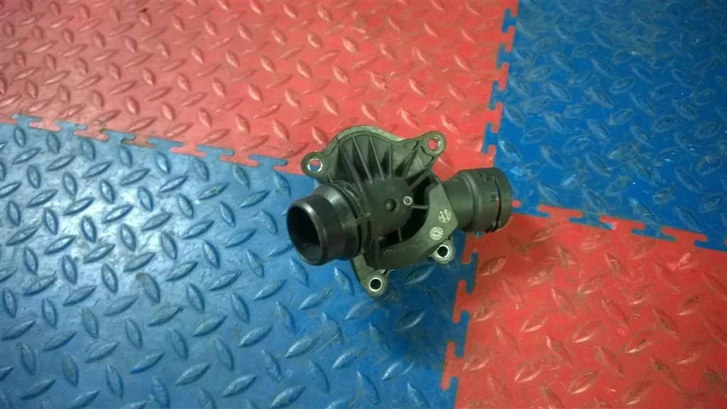 корпус термостата BMW X5 E53  M57/TU 218 лс 3.0d