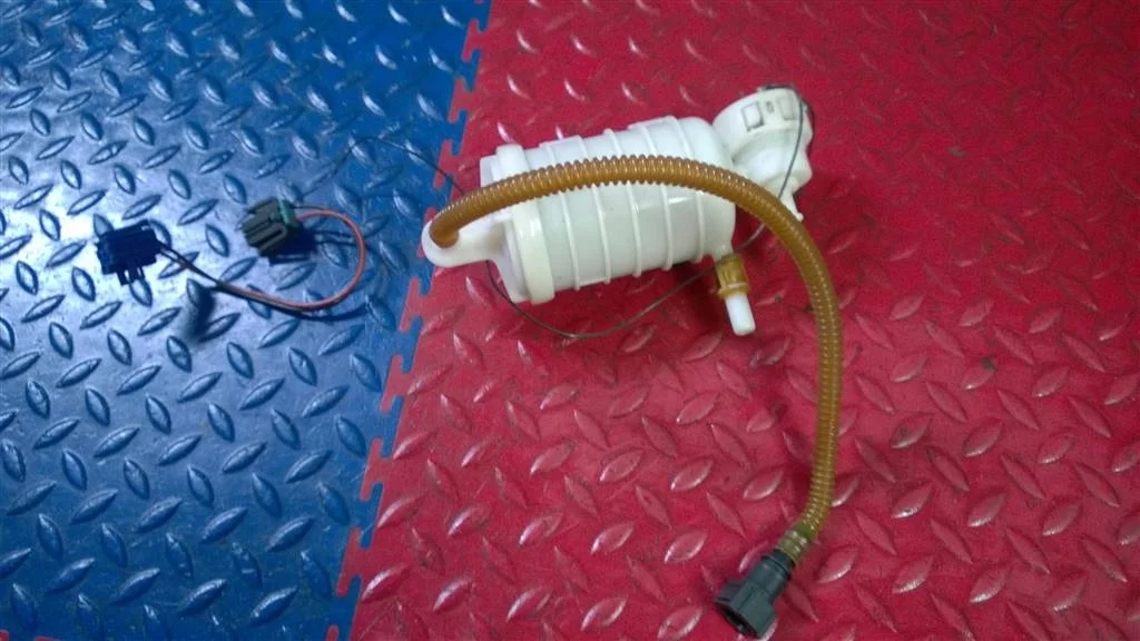 фильтр топливный BMW X3 E83  M54B30 231 лс 3.0i