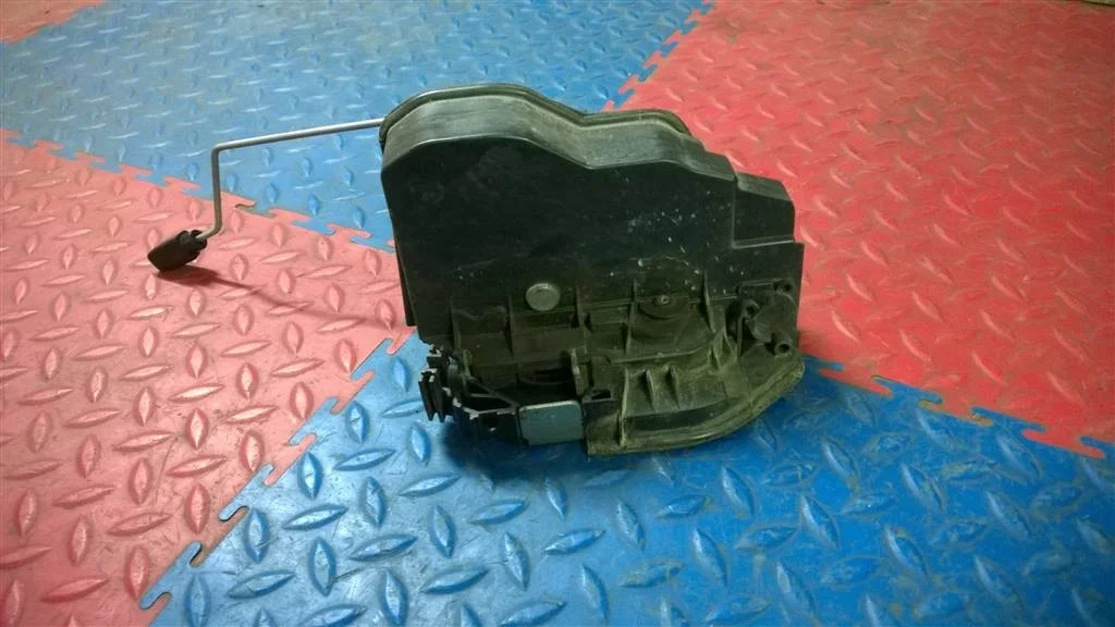 замок двери  ( руль) BMW X3 E83  N47D20A 177лс 2.0D