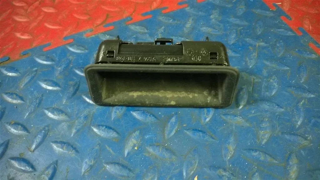 кнопка открывания багажника BMW X1 E84 51247118158  N47D20C 2012 SPACEGRAU METALLIC ( A52 )