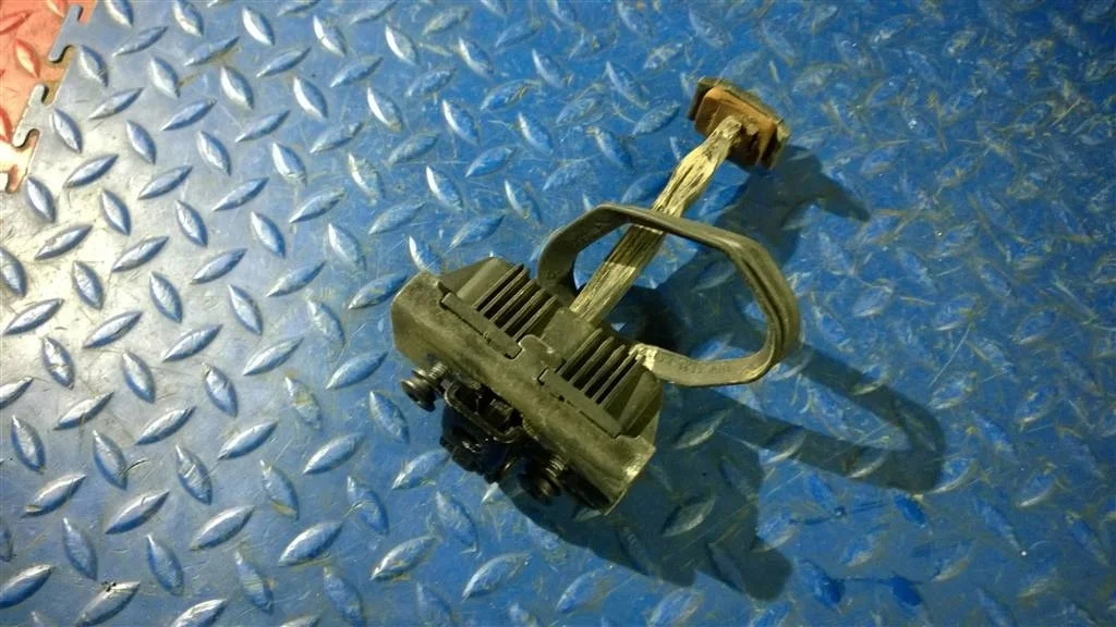 ограничитель двери BMW X3 E83  N47D20A 177лс 2.0D