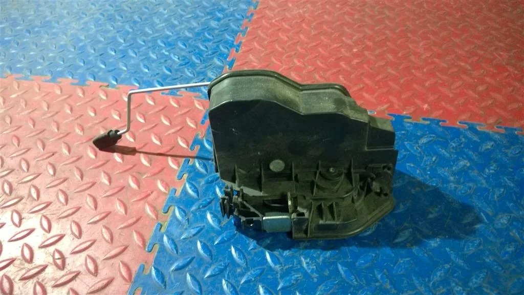 замок двери  ( руль) BMW X3 E83 51217202145  N47D20A 177лс 2.0D 2008 Silver gray metallic (A08)