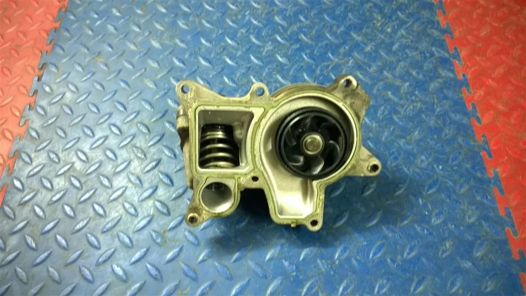 насос водяной помпа BMW X3 E83  N47D20A 177лс 2.0D