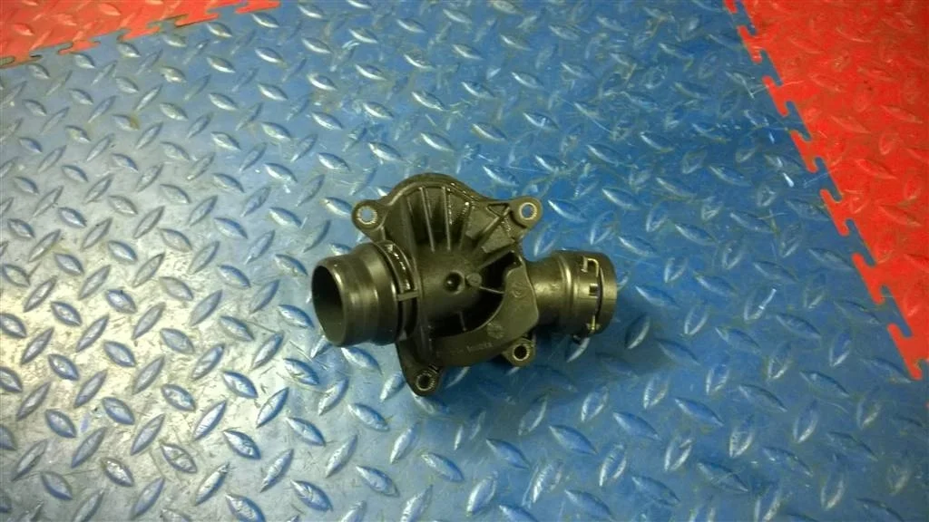 корпус термостата BMW X5 E53  M57/TU 218лс 3.0d