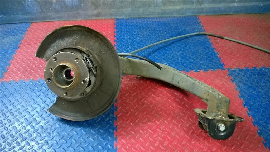 кулак поворотный BMW X3 E83 33303420501  M54B30 231 лс 3.0i 2004 TITANSILBER METALLIC (354)