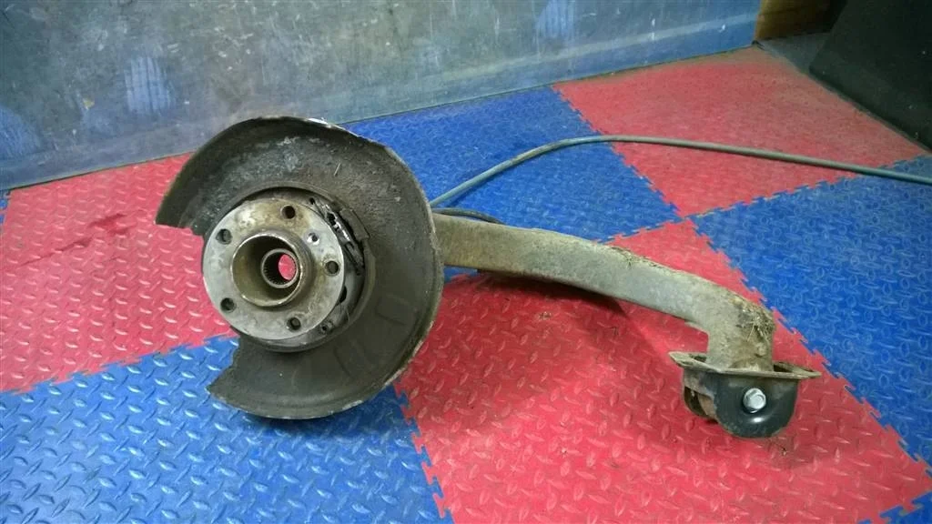 кулак поворотный BMW X3 E83 33303420501  M54B30 231лс.3.0i 2004 BLUE WATER SILVER (896)