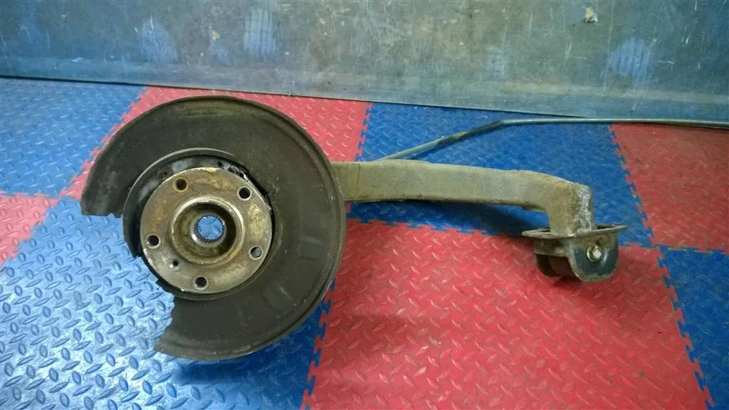 кулак поворотный BMW X3 E83 33303420501  N47D20A 177лс 2.0D 2008 TITANSILBER METALLIC (354)