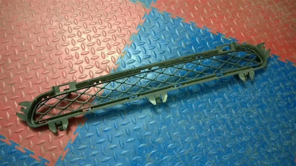 решетка в бампер центральная BMW X3 F25 51117210466  N47D20C 184 лс 2.0D 2013 SPACEGRAU METALLIC ( A52 )