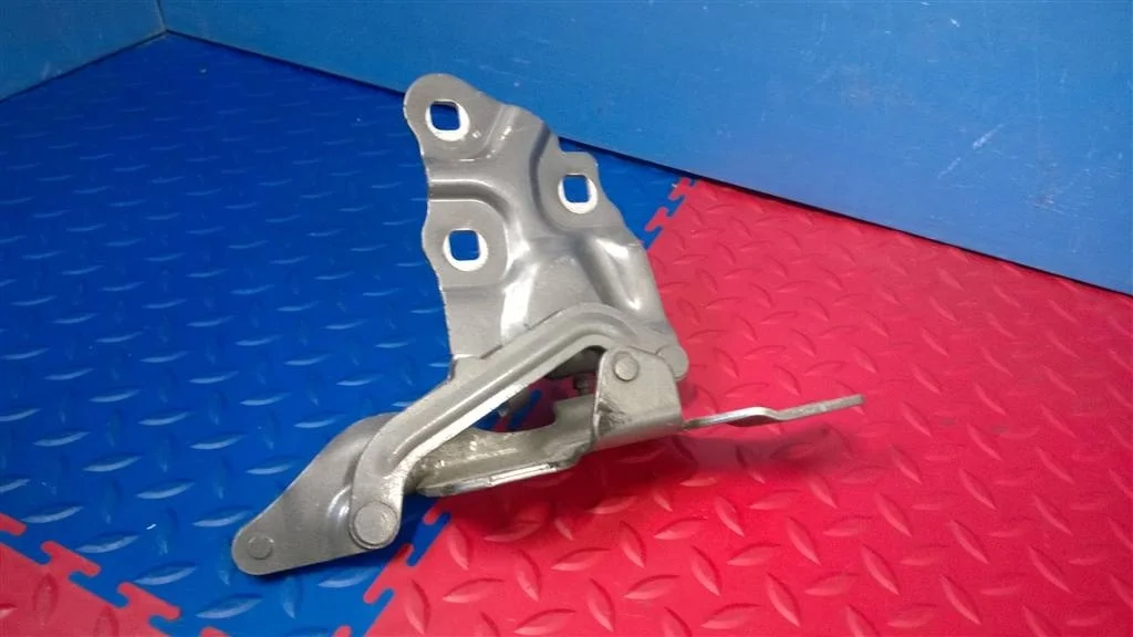 петля капота BMW X3 F25  N47D20C 184 лс 2.0D