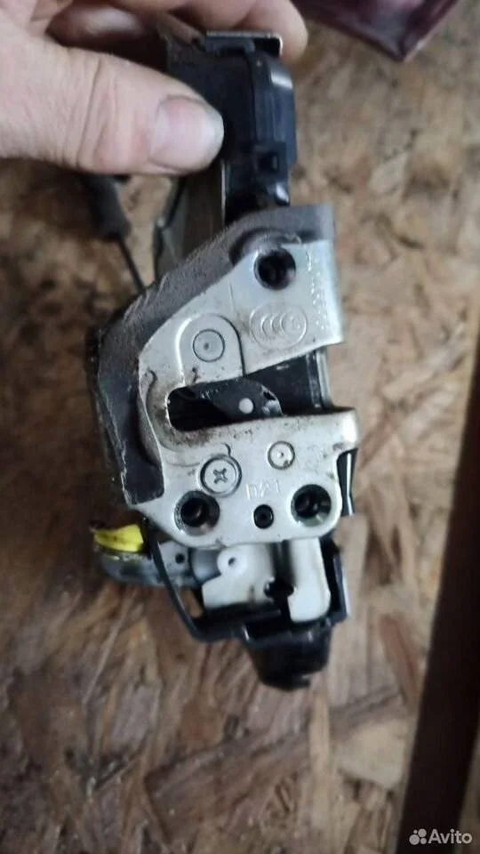 Замок двери передней левой Lexus IS II (2005—2008)