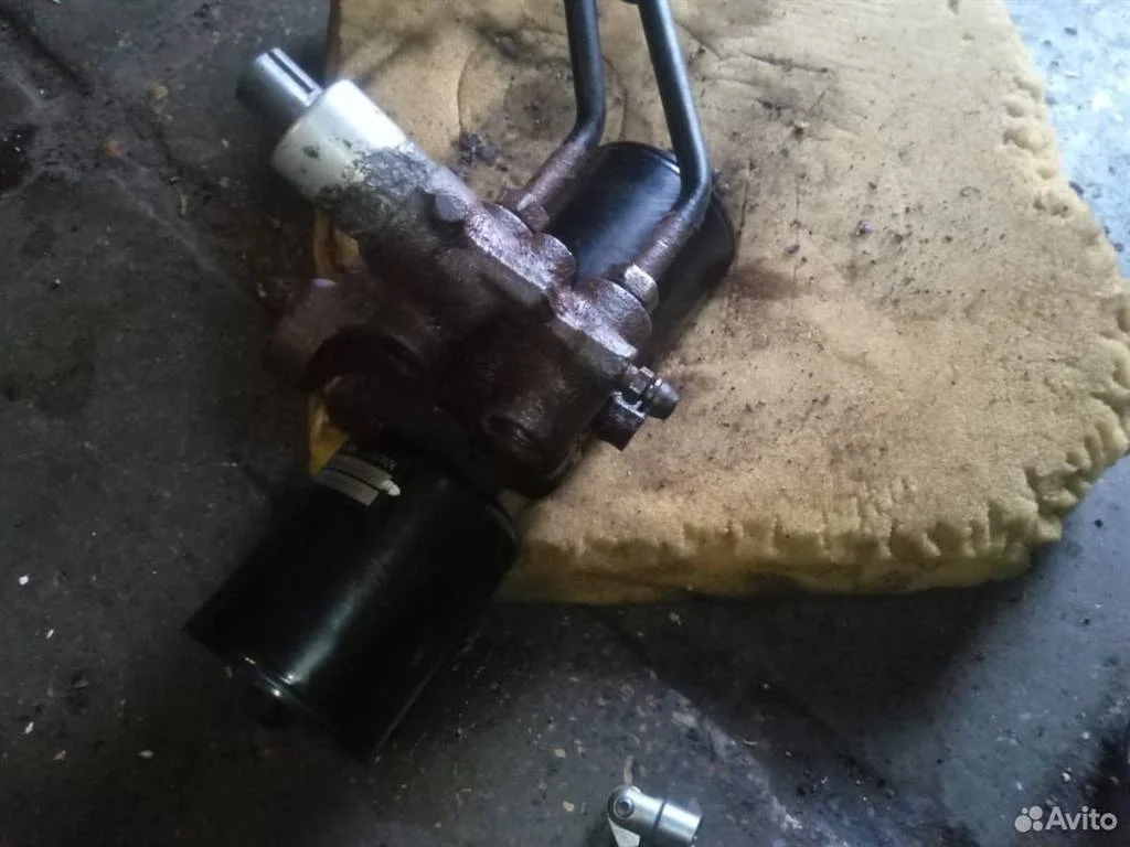 Насос регулировки подвески Toyota Land Cruiser 200 (2007—2012)