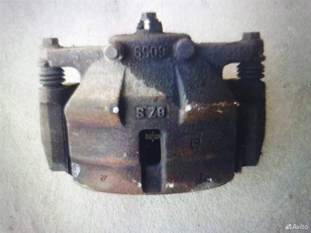 Суппорт передний правый Nissan X-Trail II (2007—2011)