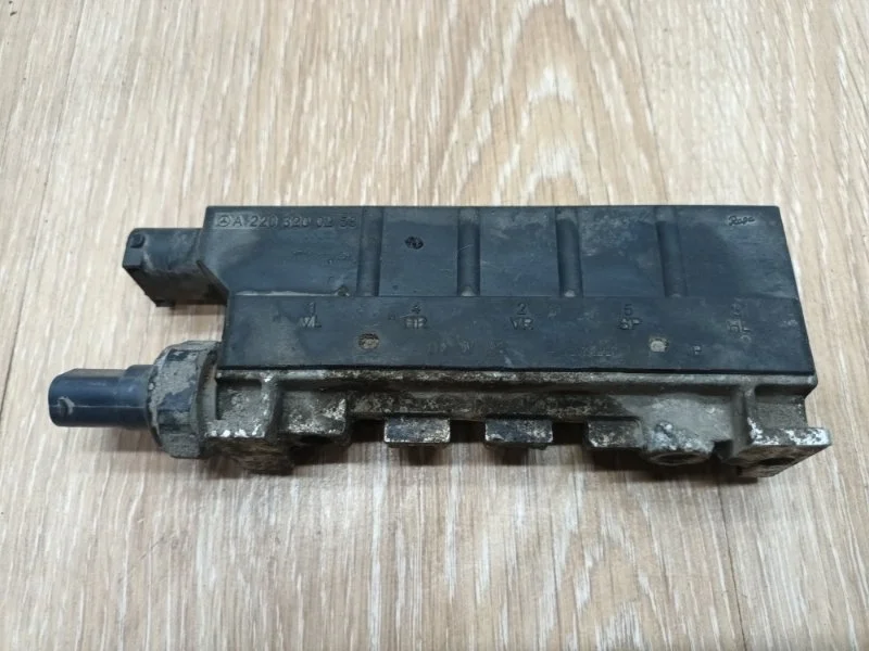 Блок клапанов пневмоподвески Mercedes W220