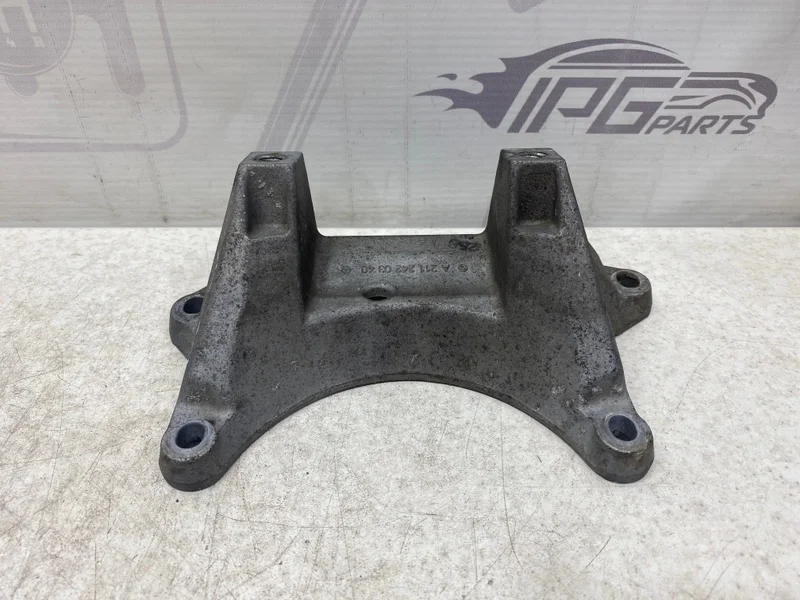 Кронштейн подушки акпп Mercedes-benz 2012 C204