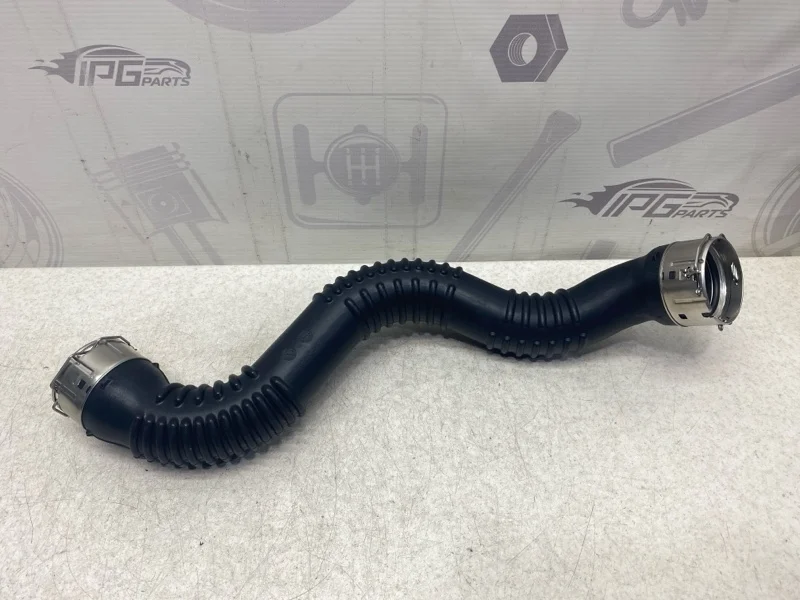 Патрубок интеркулера левый Mercedes-benz CLA C117