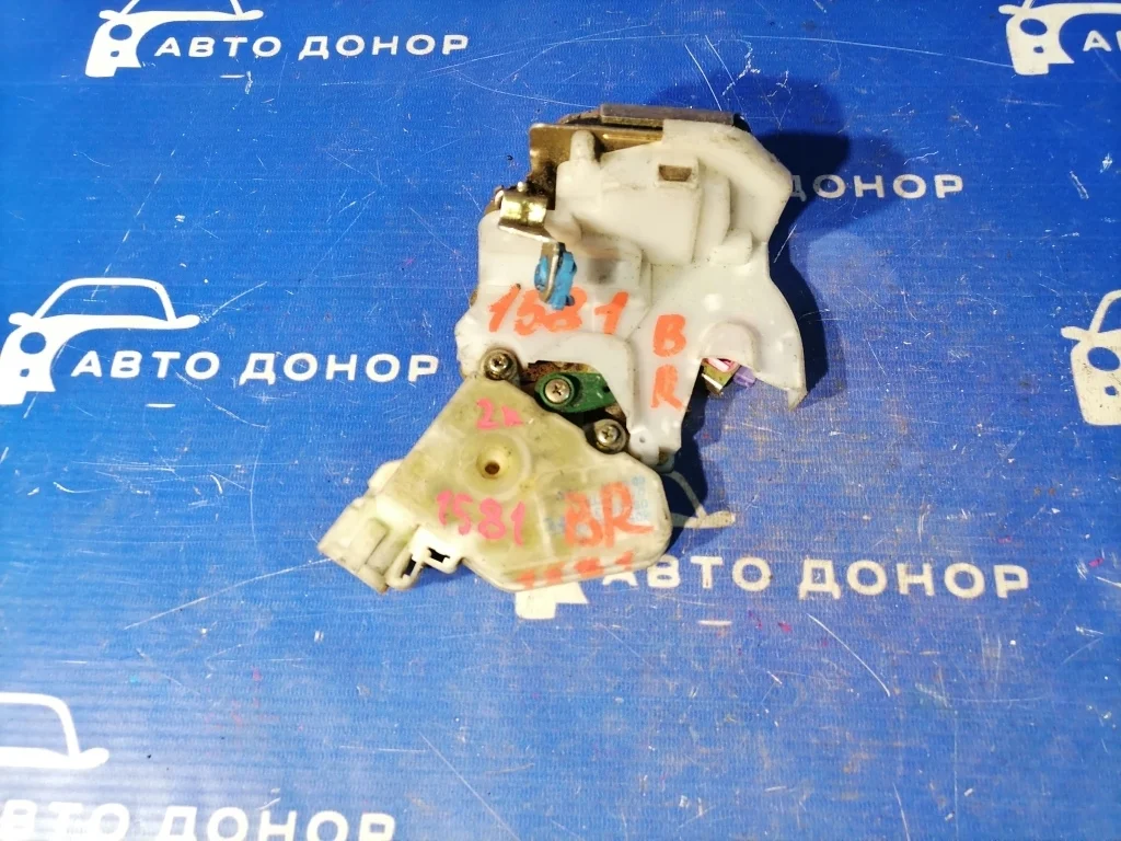 замок двери NISSAN CUBE AZ10 - R 82502AA210