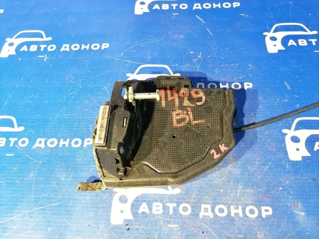 замок двери TOYOTA COROLLA FIELDER NZE141 -