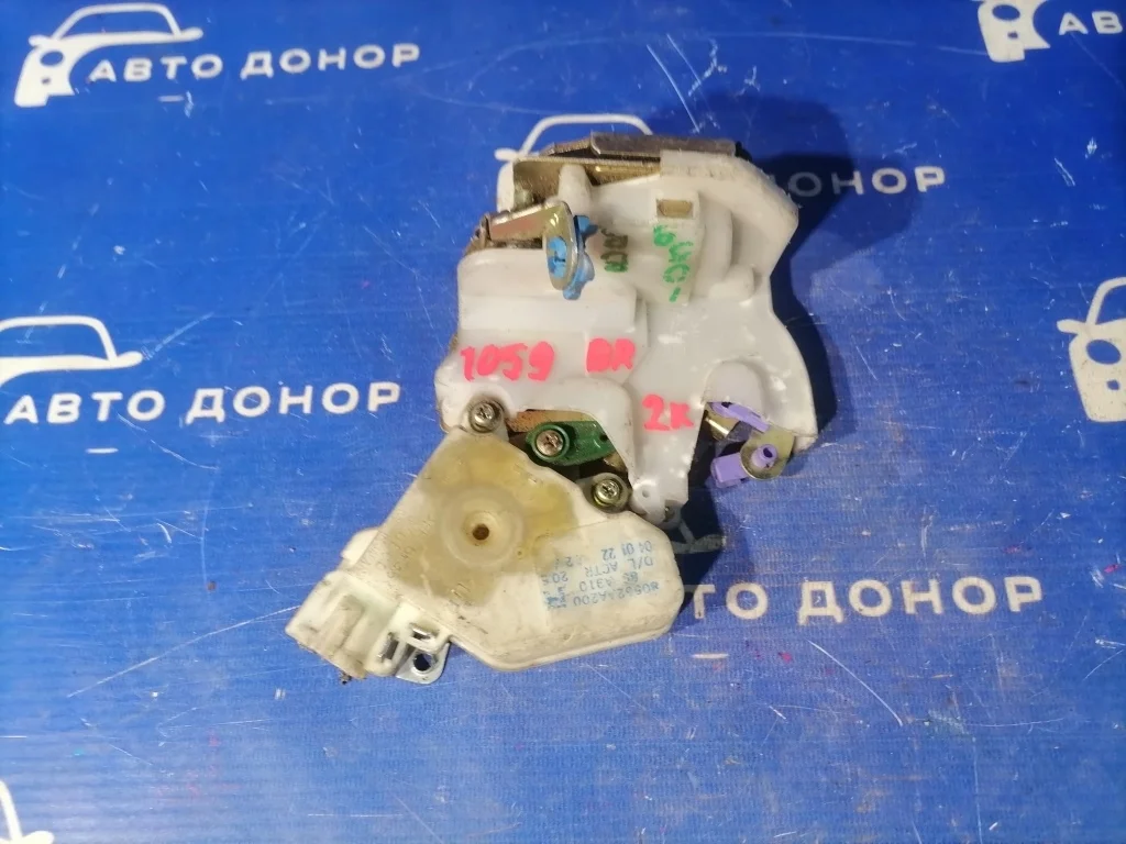 замок двери NISSAN BLUEBIRD SYLPHY QG10 - R 82502AA210