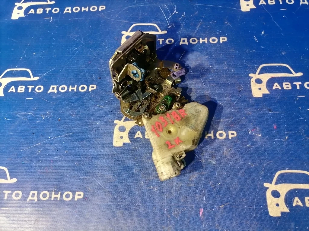 замок двери NISSAN TINO V10 - R 82502AA210