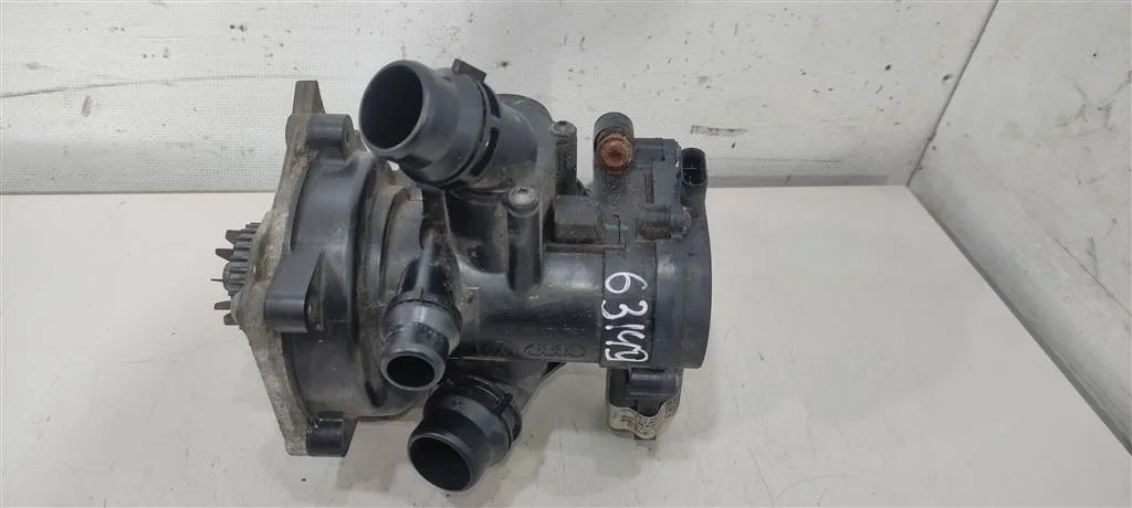 Помпа 06L121111H  2.0 Турбо бензин Audi
