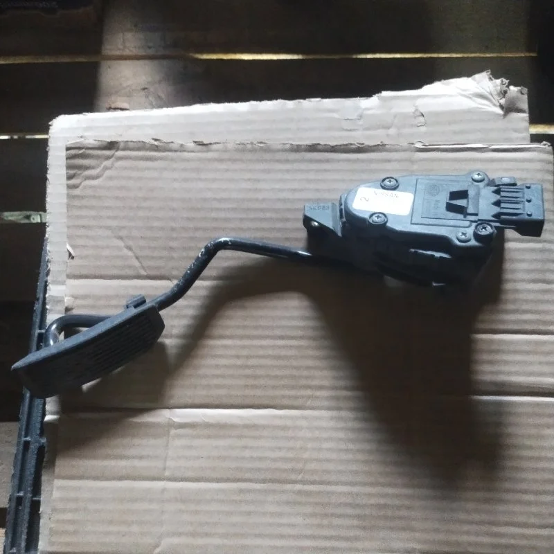 Педаль газа Nissan Almera 2000-2006 18002AU410 N16