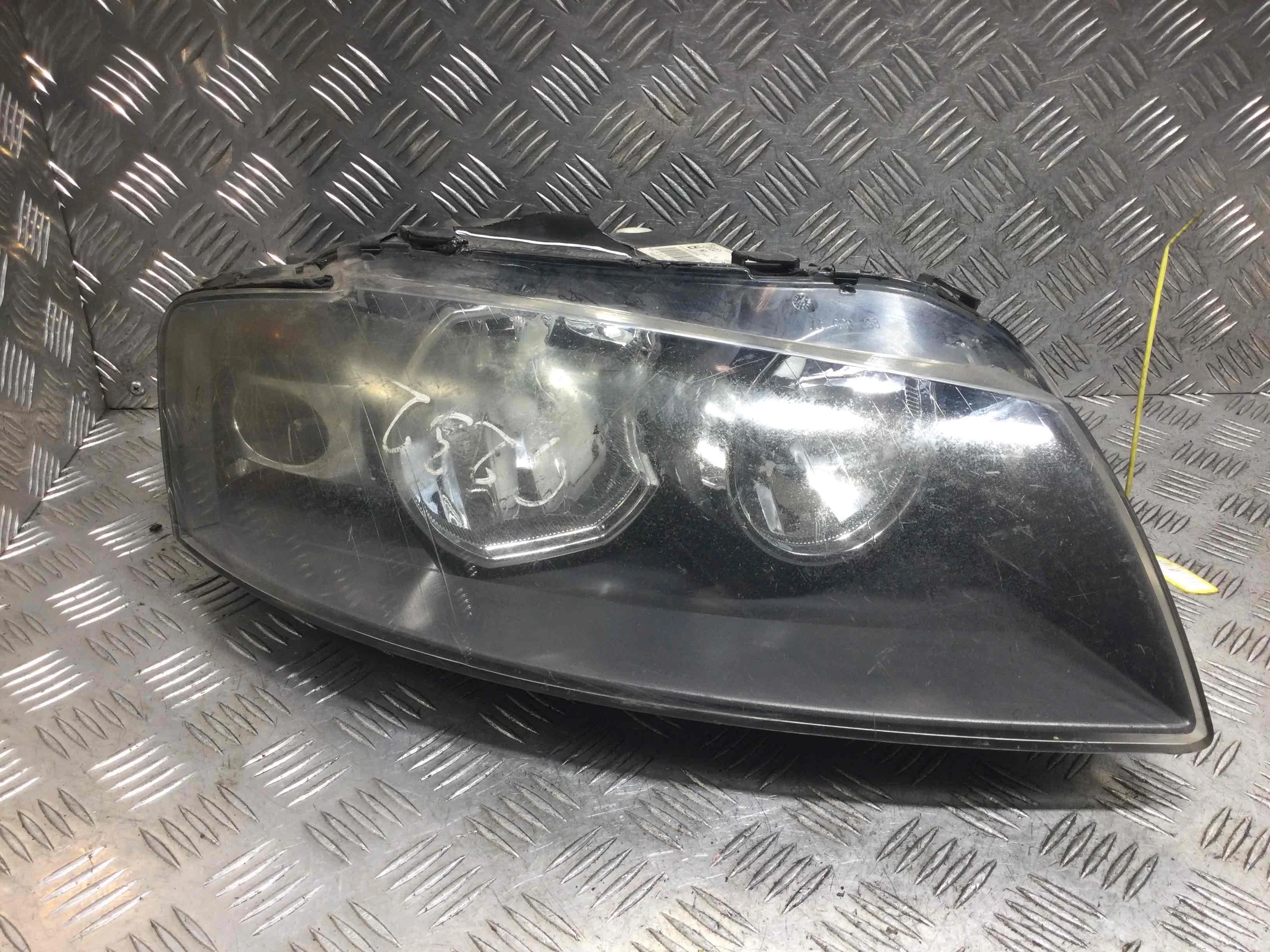 Фара правая Audi A3 8P (2003-2005) бензин 1.6 i Механика Х/б