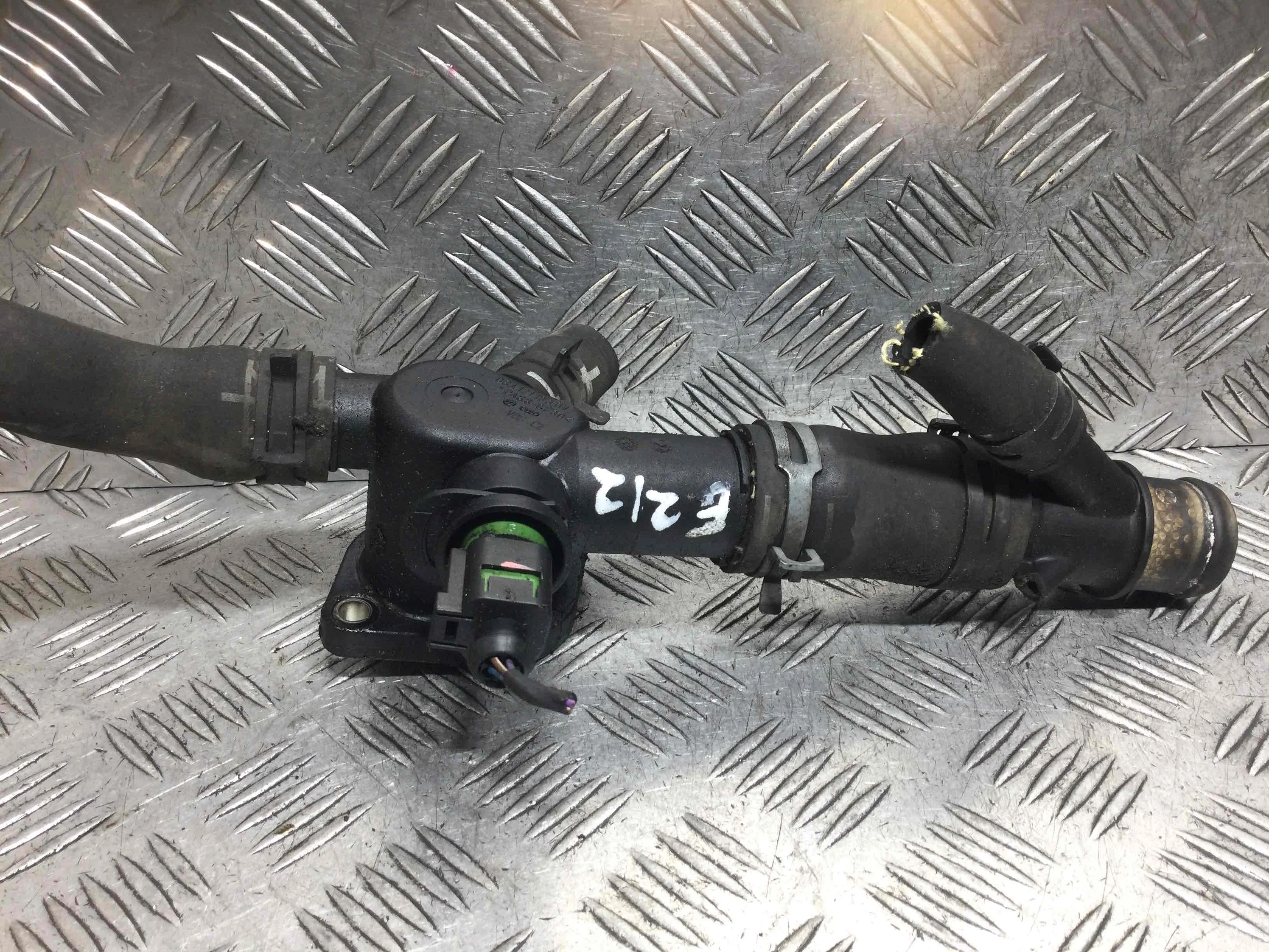 Фланец (тройник) системы охлаждения Volkswagen Beetle A4 [рестайлинг] (2005-2010) бензин 1.6 i Механика Х/б