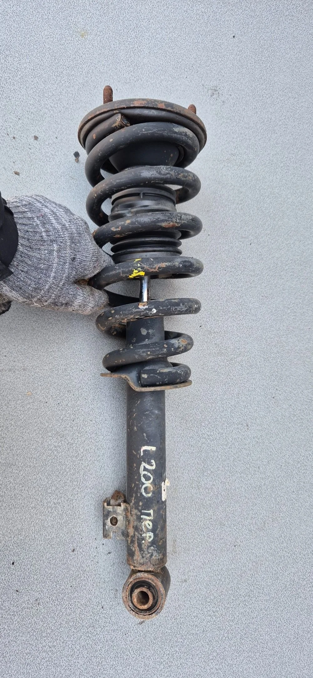 Амортизатор передний Mitsubishi L200 IV 2006—2014