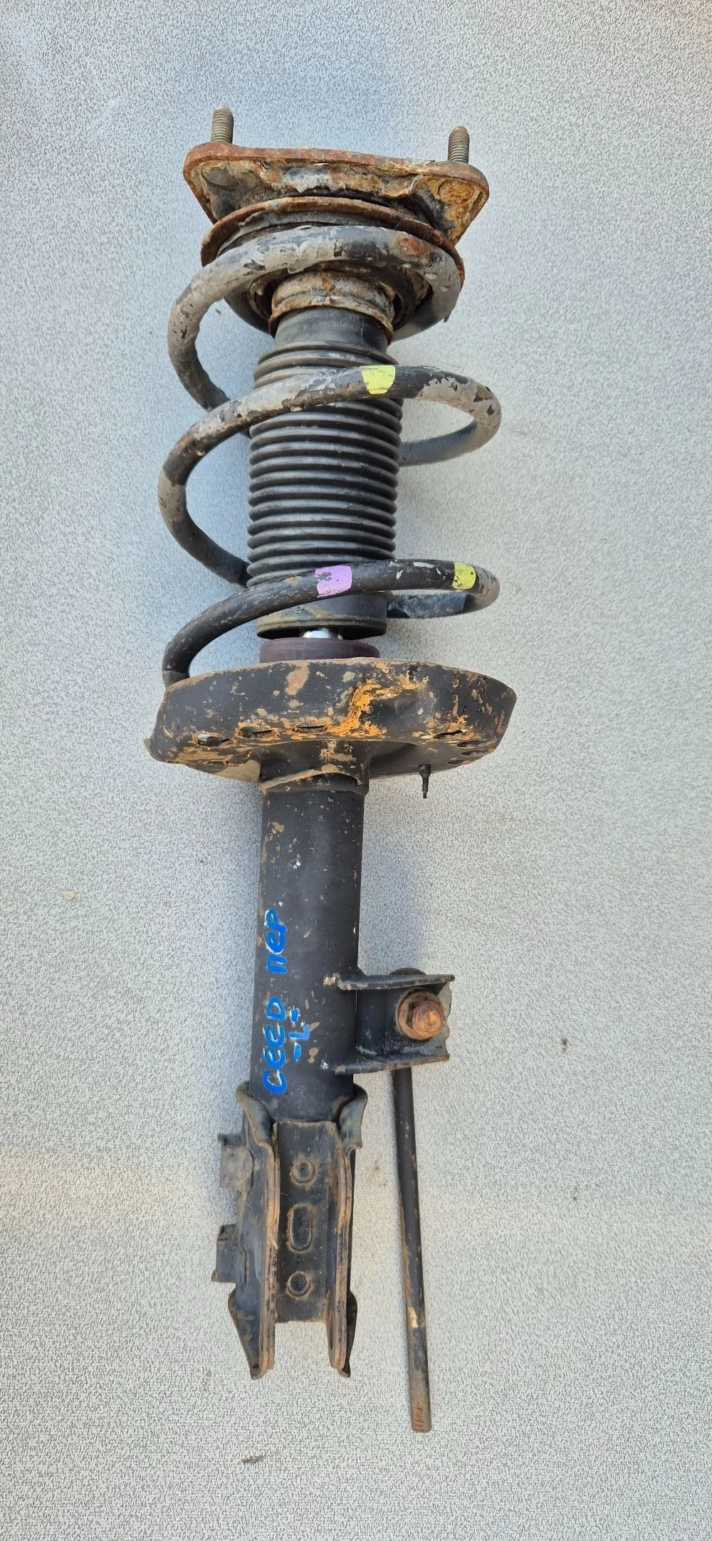 Амортизатор передний левый для Kia Ceed 2007-2012