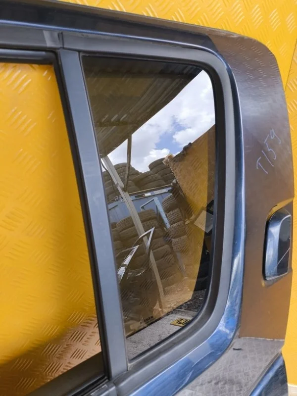 Стекло двери задней левой (форточка) Nissan Pathfinder (R51M) 2004-2013 2006 82263EB33A ВНЕДОРОЖНИК 2.5 D YD25DDTI