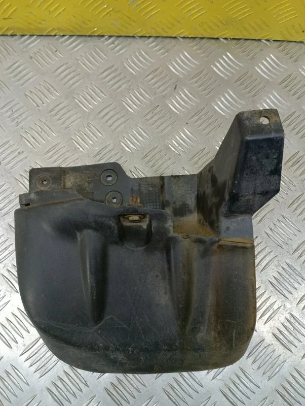 Брызговик передний левый Mitsubishi L200 (2006-2015) 2009 MN117447