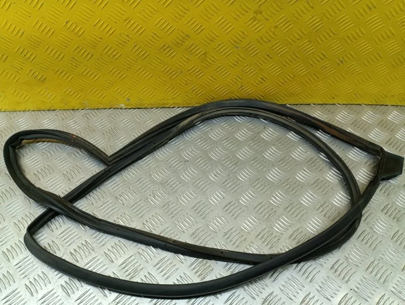 Уплотнительная резинка боковой двери Toyota Land Cruiser Prado 150 (2009-2023) 2012 6787260130 2.7 I 2TRFE