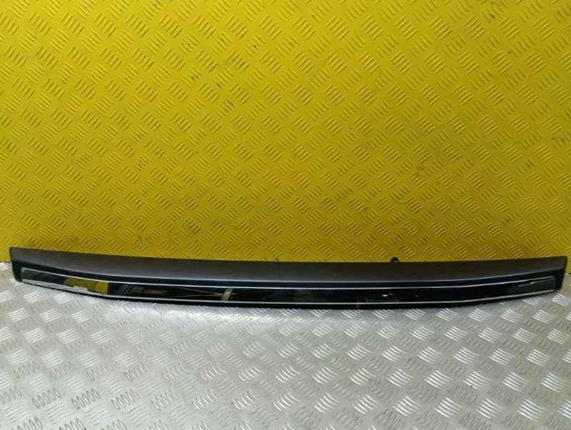 Накладка двери (крышки) багажника Land Rover Freelander Ii (2006-2014) 2011 LR026340 2.2 D 224DT