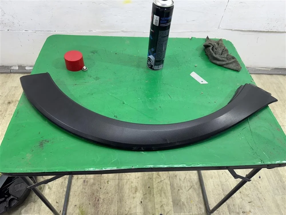 Молдинг крыла RL УЦЕНКА тонкая царапина 1см