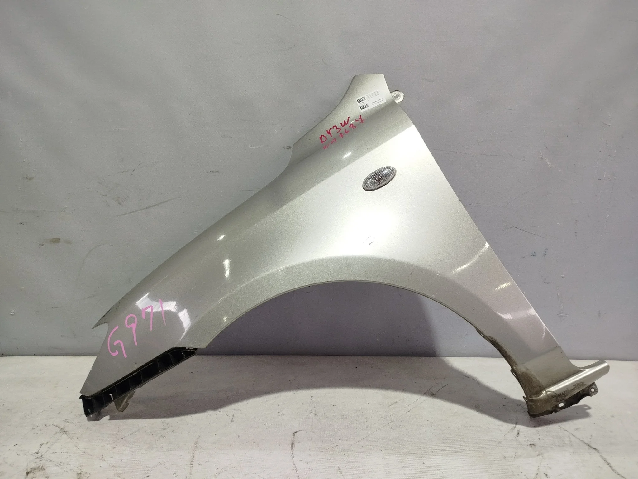 КРЫЛО MAZDA D35052211E ПЕРЕД ЛЕВО серебро, 22R NA7687