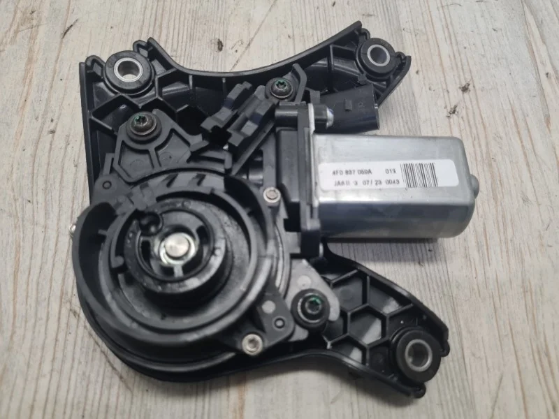 Моторчик доводчика двери VW Touareg 3 2019- CR7